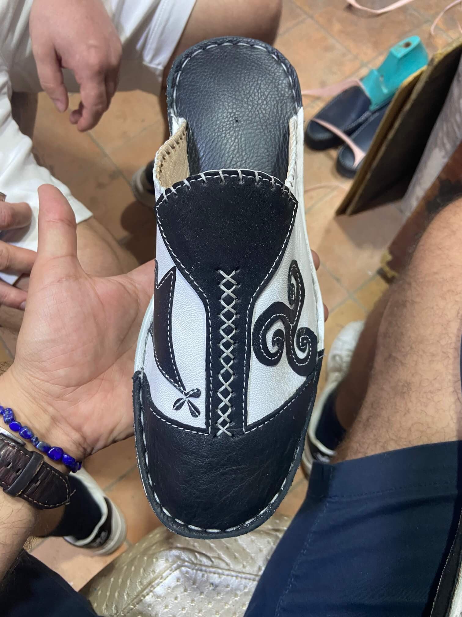 Atelier babouche Agadir : fabrication de babouches marocaines sur-mesure avec Hossein