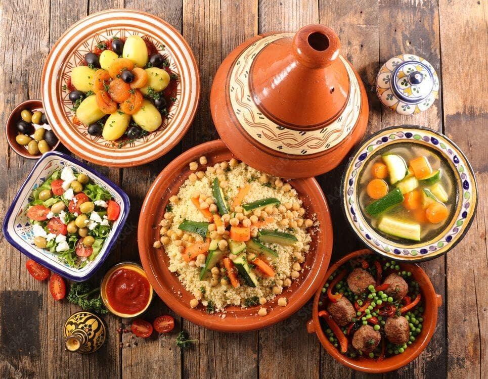 Couscous Agadir avec Salma : légumes et épices du marché local prêts pour la cuisson