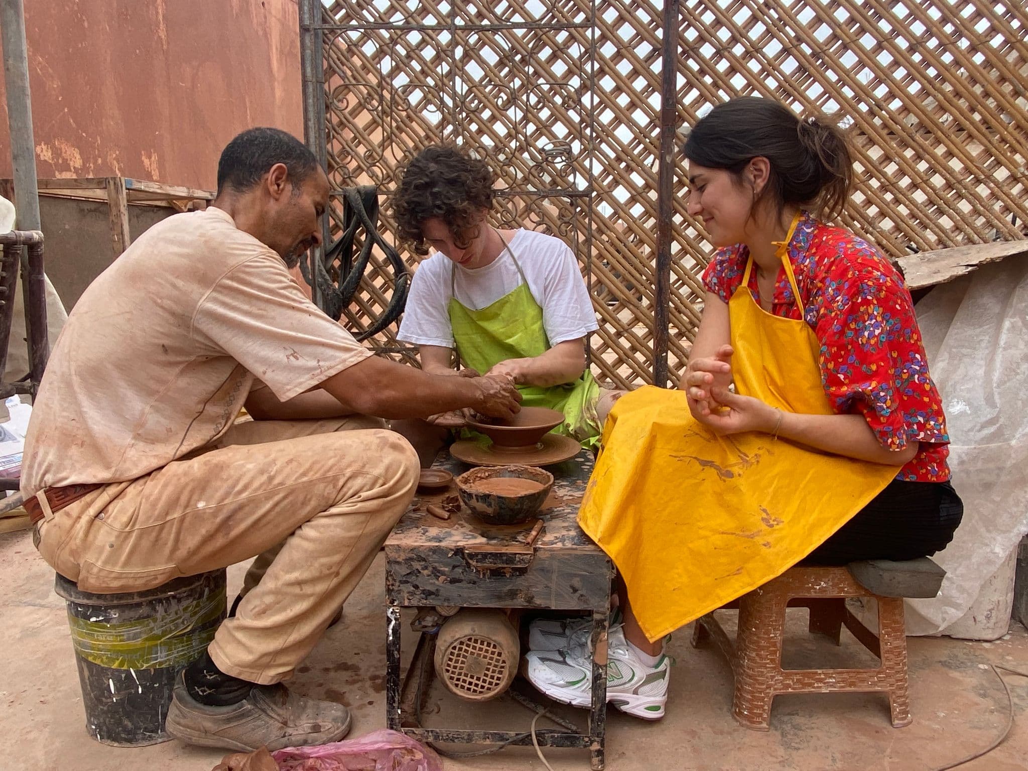 Argile rouge des carrières d'Agadir prête pour le modelage en atelier poterie