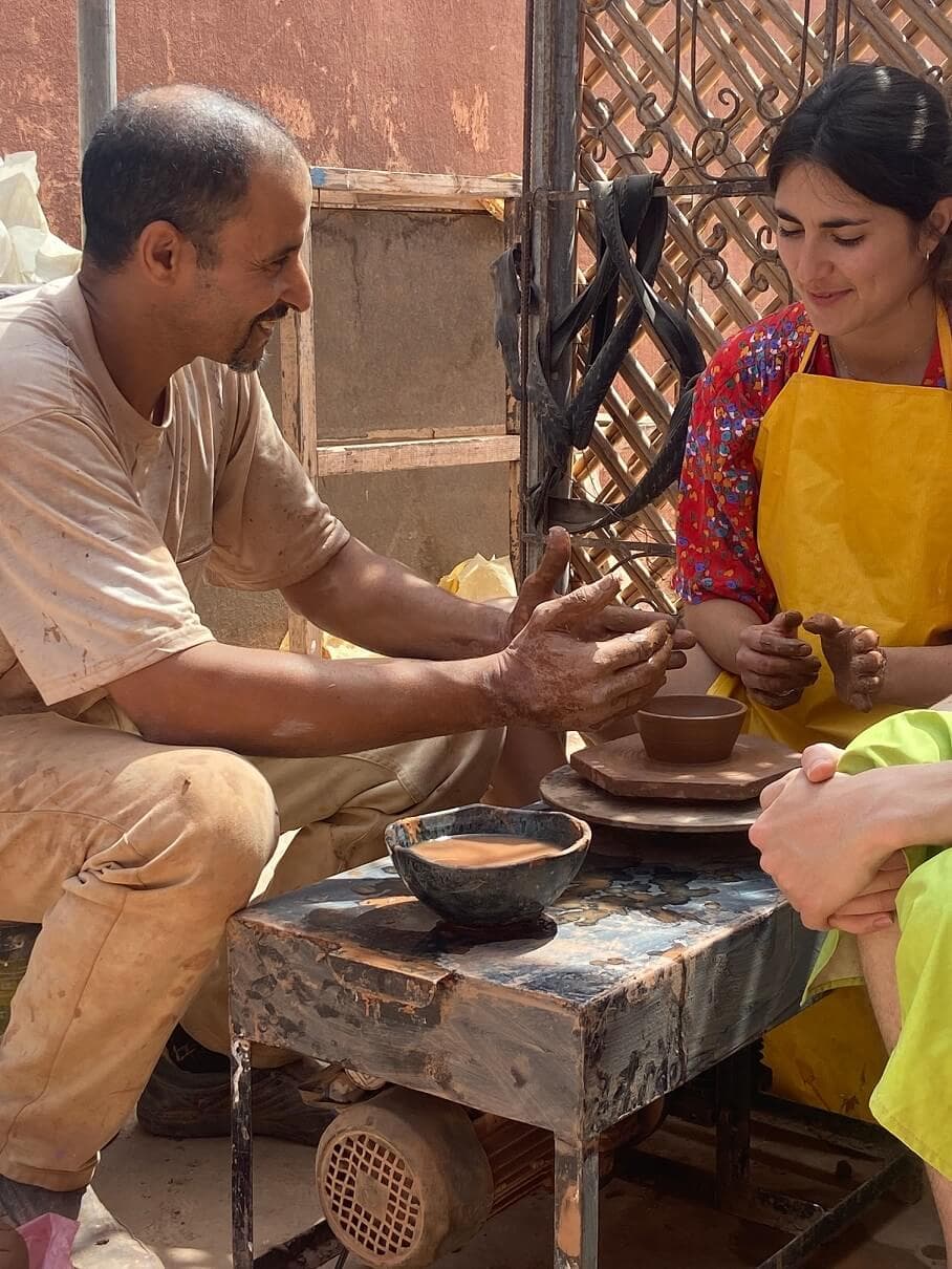 Bol modelé pendant l'atelier de poterie à Agadir, encore humide