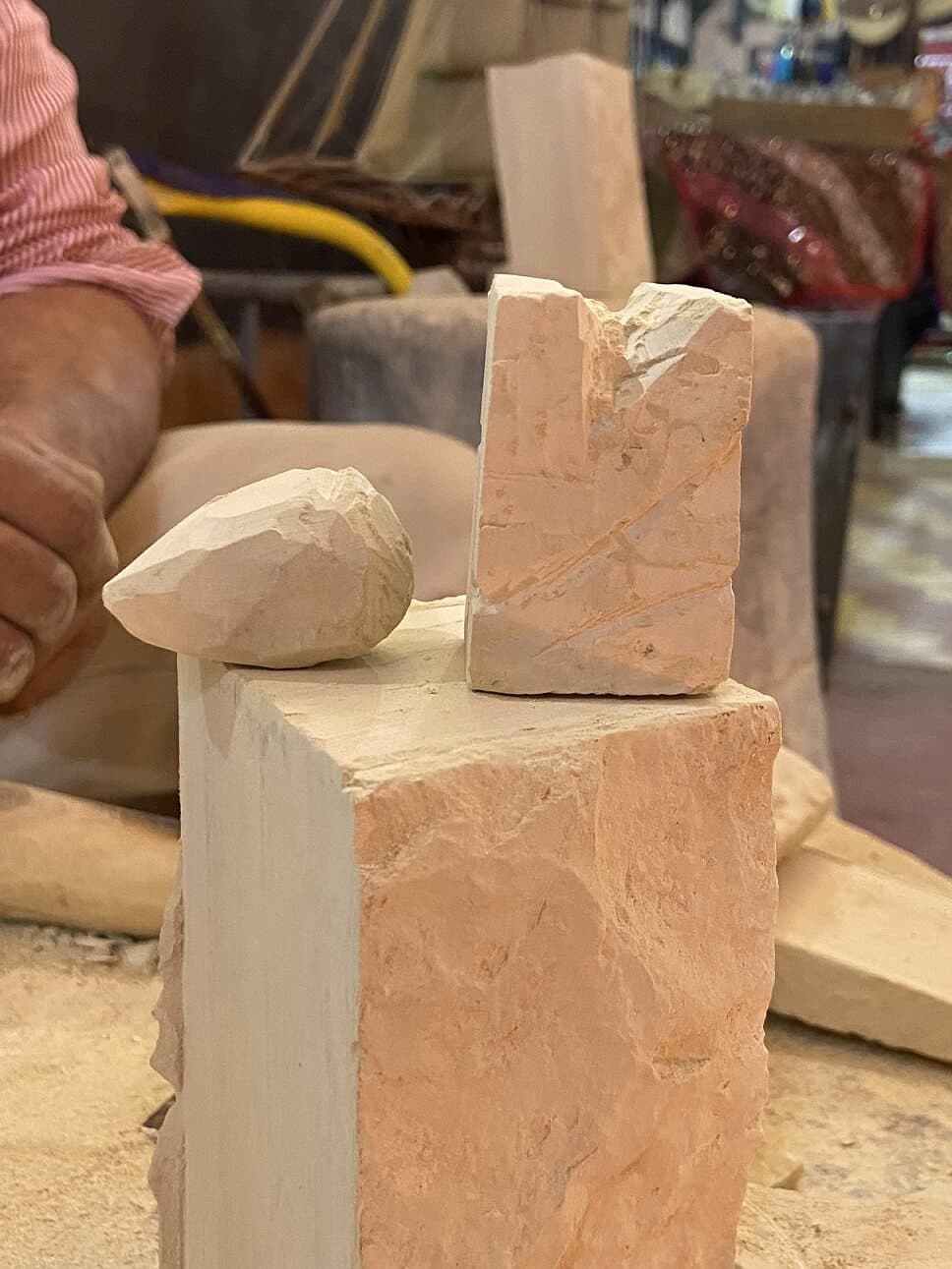 Sculpture agadir : Ali en train de tailler le calcaire a l'atelier
