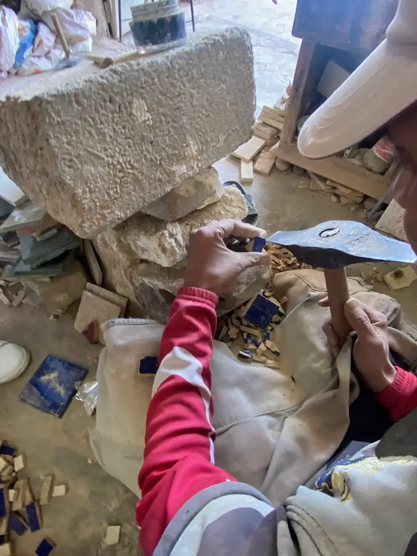 Tessons colorés préparés pour l'atelier zellige Marrakech