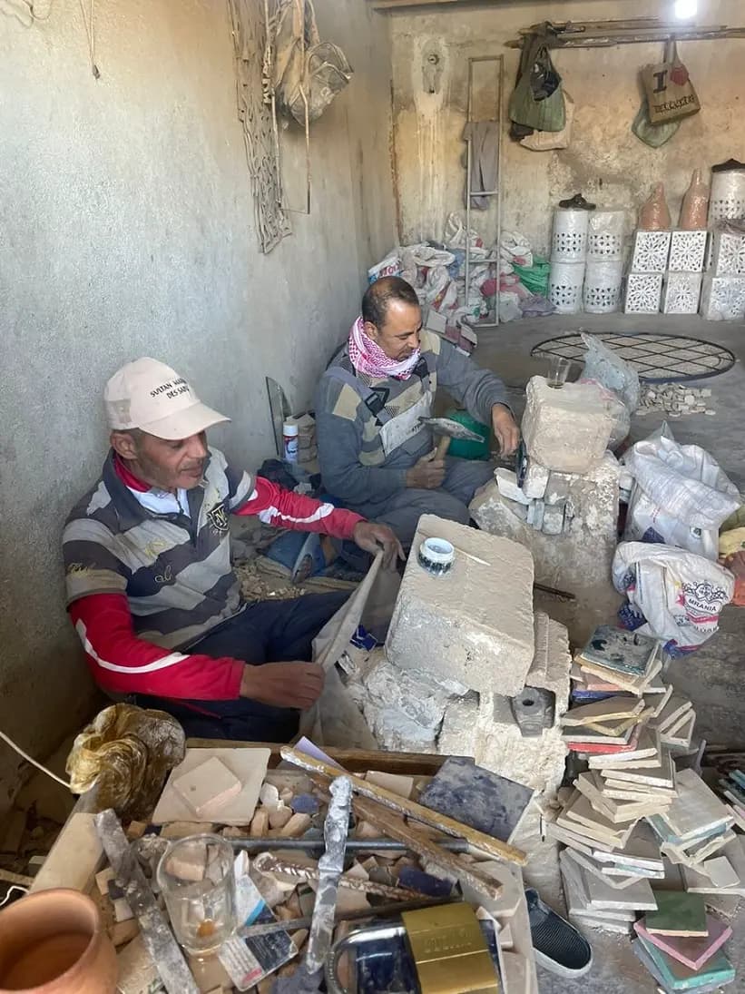 Geste de taille du zellige par un maître artisan à Marrakech