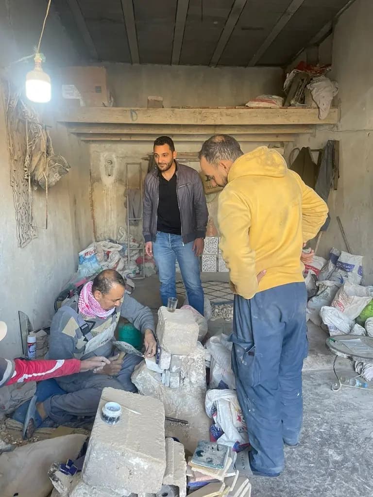 Assemblage d'un motif géométrique pendant l'atelier zellige Marrakech