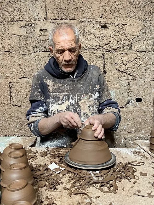 Modelage de l'argile lors d'un cours poterie Marrakech médina