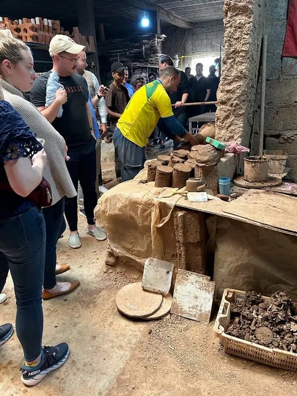 Pièces en terre cuite façonnées lors de l'atelier poterie Marrakech