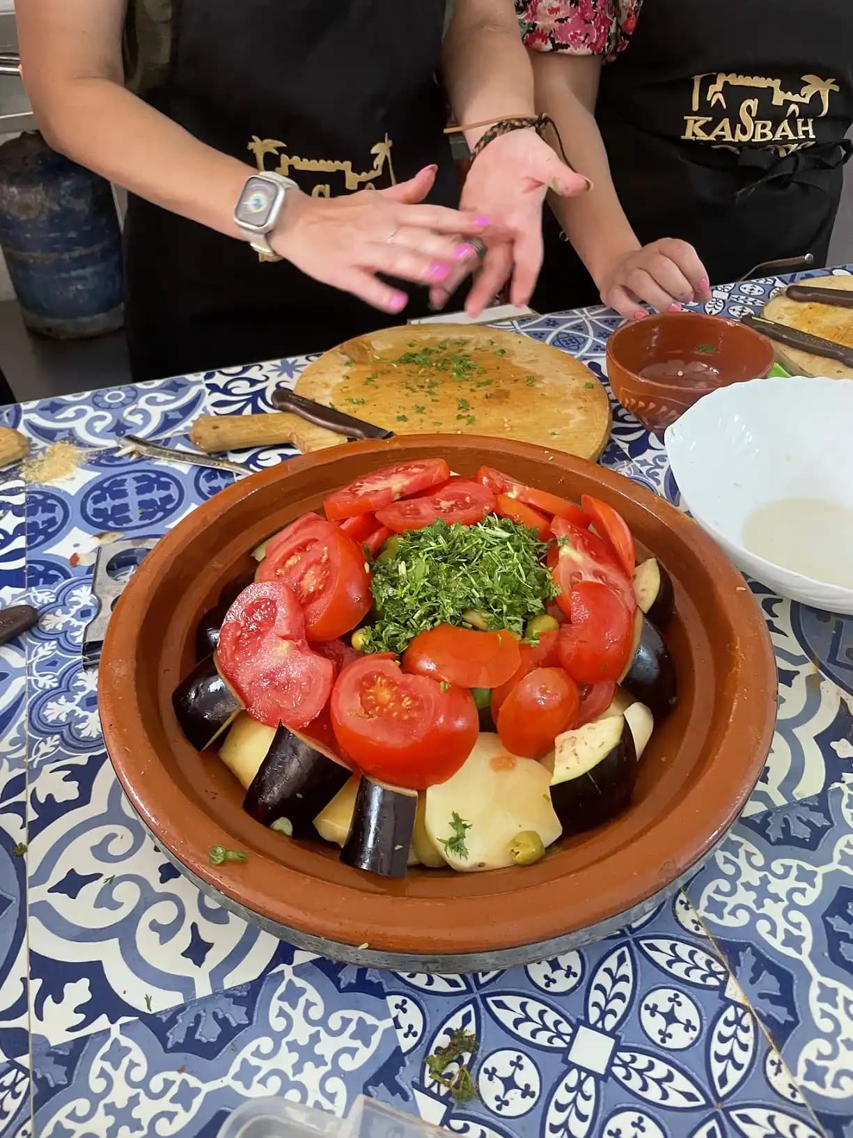 Préparation d'un tajine aux légumes pendant le cours cuisine Agadir