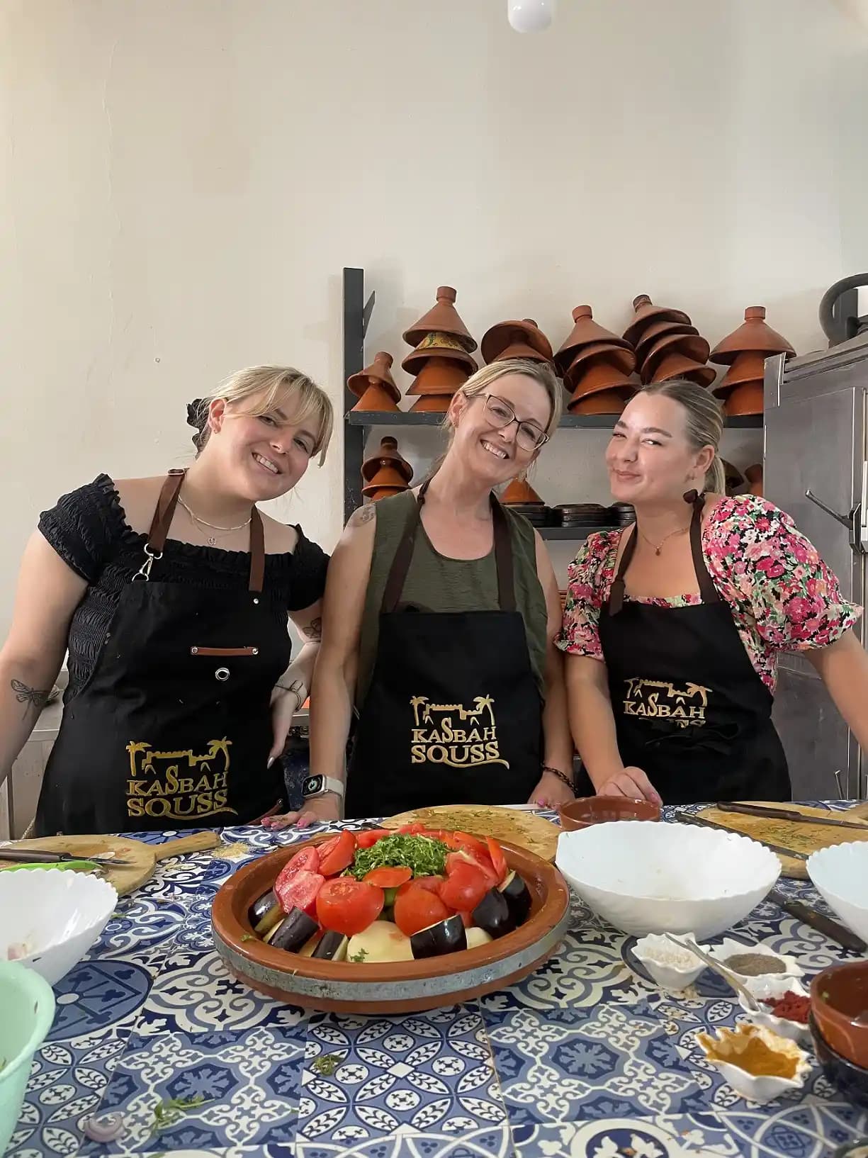 Cours de cuisine Agadir : groupe de participantes en pleine préparation