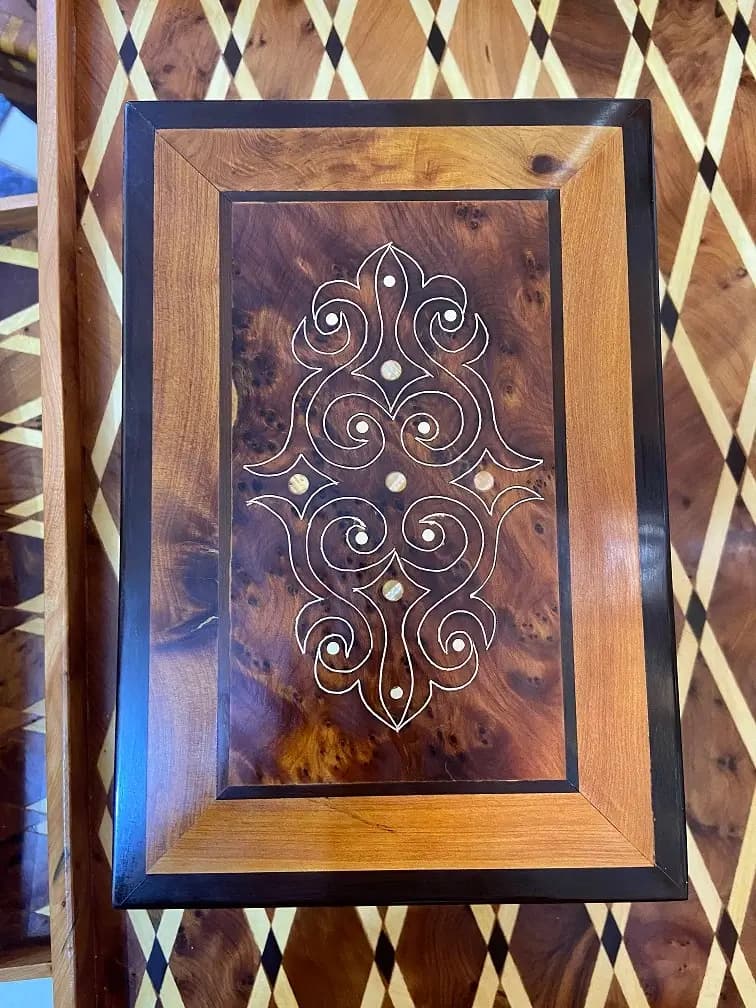 Artisanat essaouira bois thuya : détail des veines dorées d'une loupe de thuya
