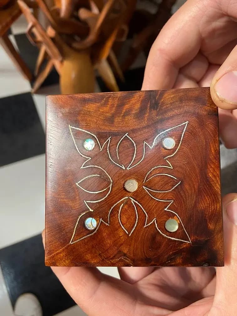 Atelier marqueterie essaouira : participant en train de poncer une pièce