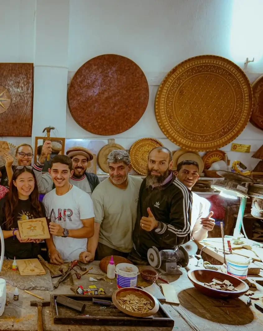 Marqueterie bois thuya essaouira : artisan au travail dans la médina
