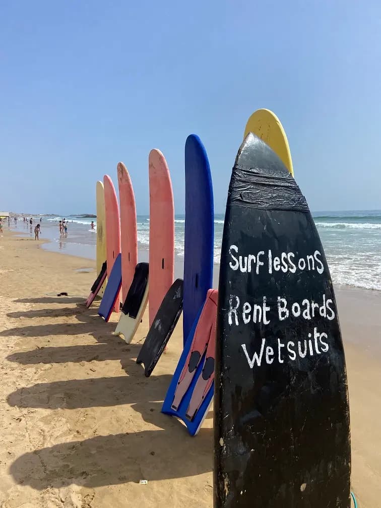 Cours de surf Taghazout : coach corrigeant la posture d'un participant