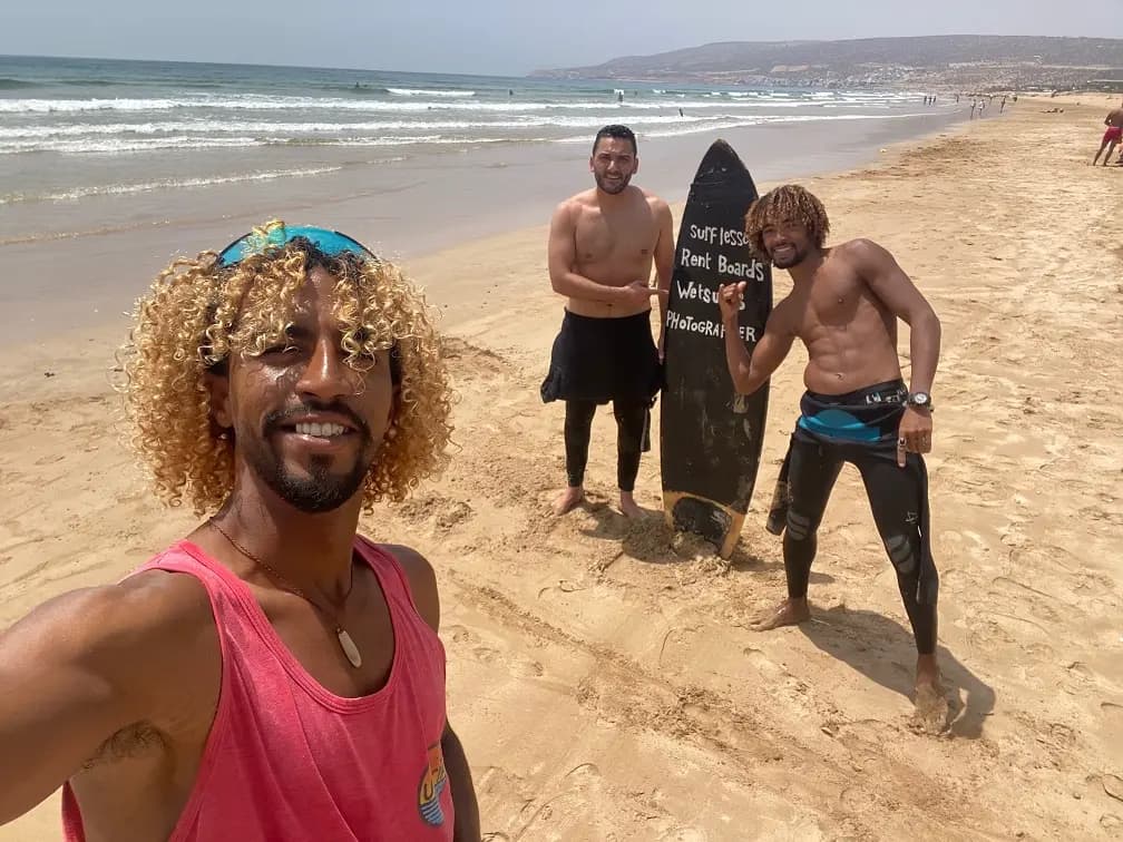 Planche de surf et combinaison fournies pour le cours surf Taghazout