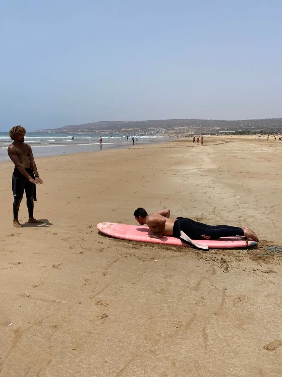 Cours surf Taghazout débutant : échauffement et exercice de pop-up sur le sable