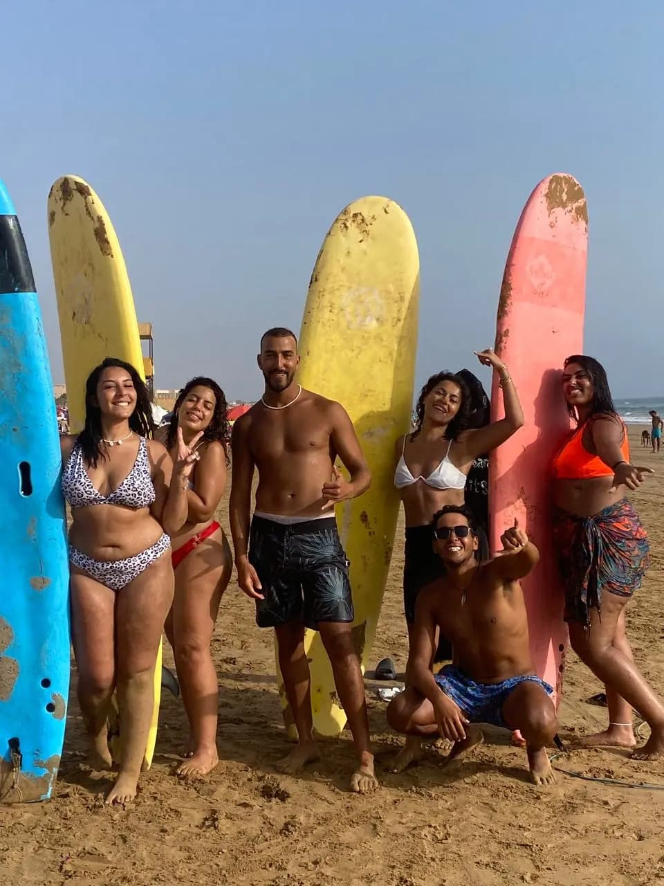 Cours surf Taghazout : surfeur débutant en train de se relever sur la mousse