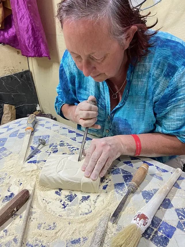 Atelier sculpture Agadir - espace de taille avec outils sur etabli