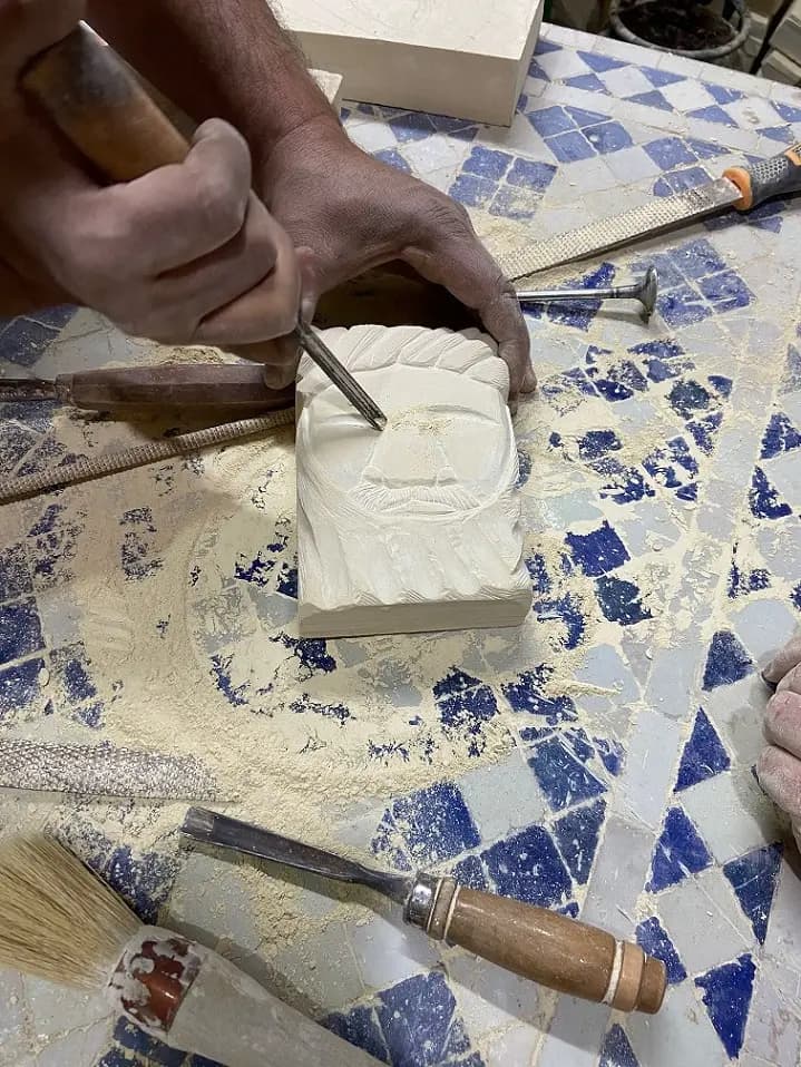 Pieces sculptees exposees dans la boutique-showroom de l'atelier sculpture Agadir