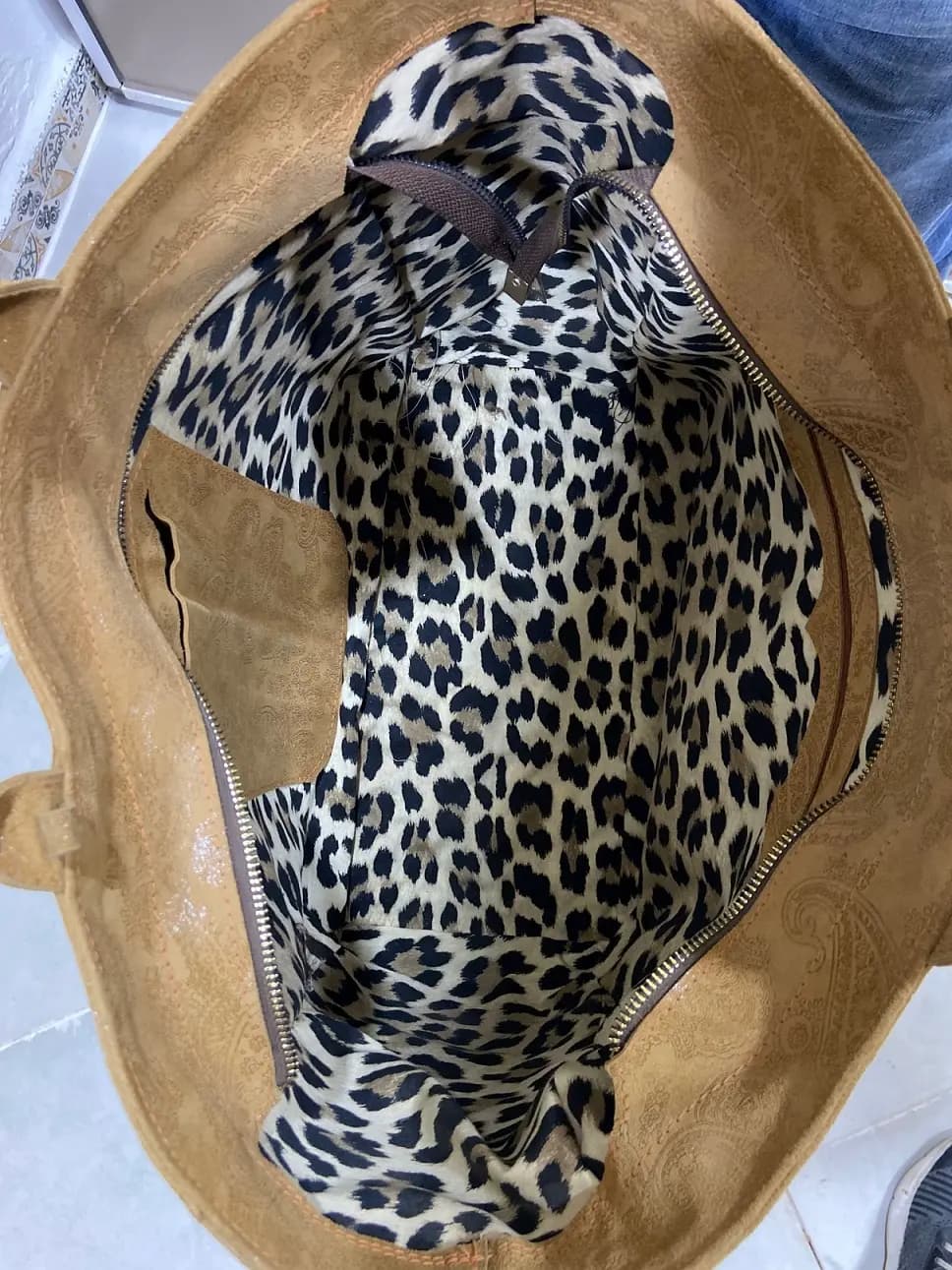 Assemblage du sac à l'atelier maroquinerie Agadir