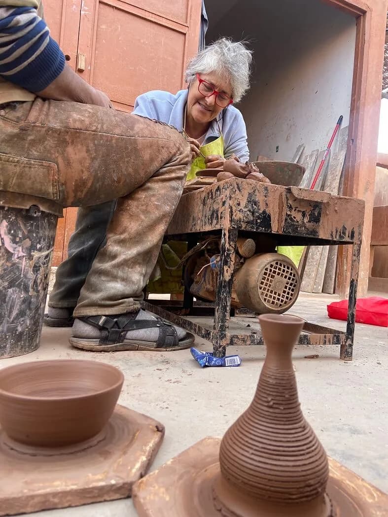 Geste de finition sur une pièce en argile, atelier poterie Agadir