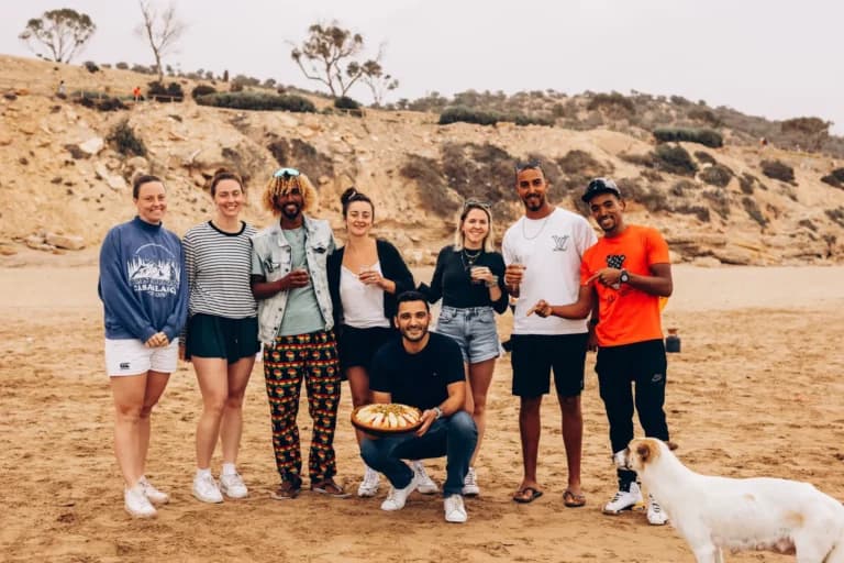 Cuisine Taghazout en plein air : préparation d'un tajine face à l'Atlantique