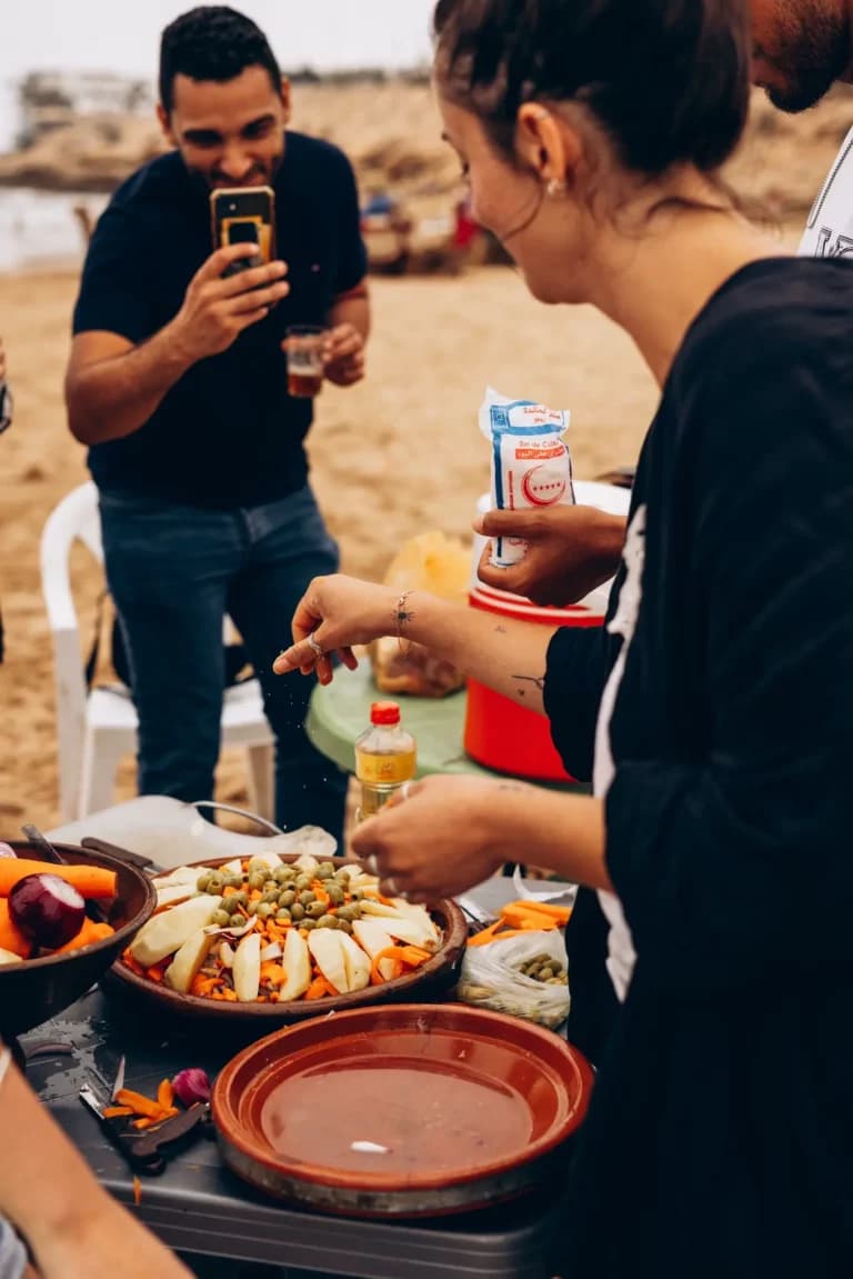 Cuisine Taghazout : chermoula et herbes fraîches préparées par le groupe