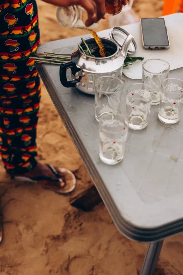 Repas sur la plage de Taghazout après le cours de cuisine marocaine