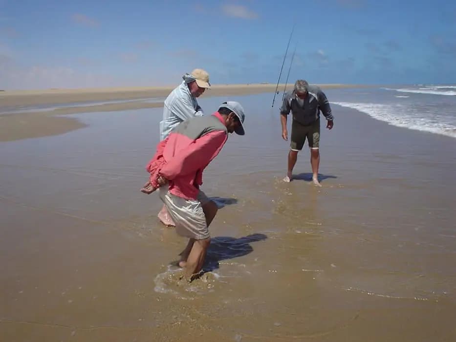 Surf casting sur la plage pendant la sortie pêche à Agadir