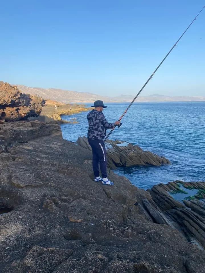 Préparation des cannes pour la pêche côtière à Agadir