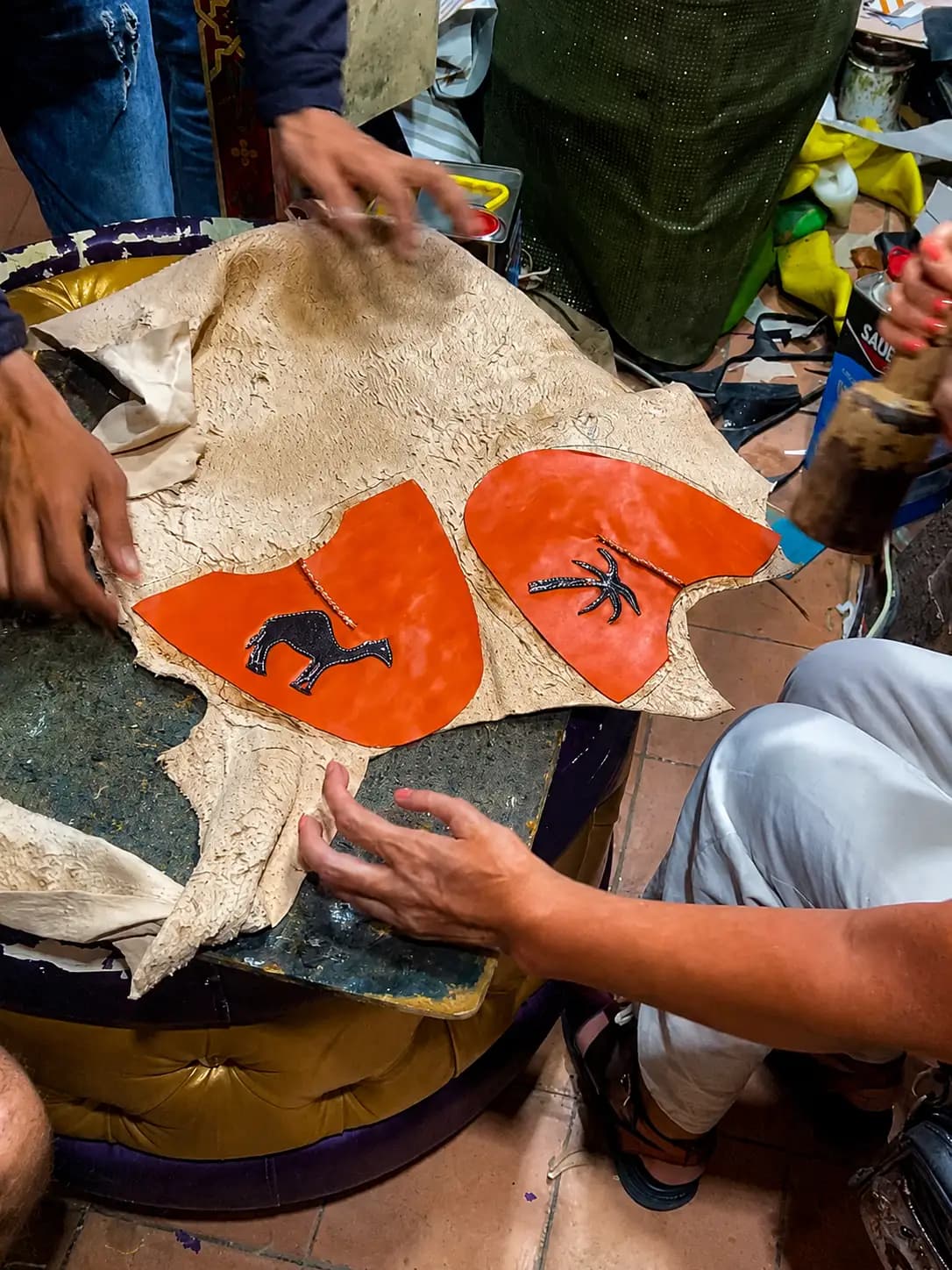 Atelier de création de babouche en cuir a Agadir