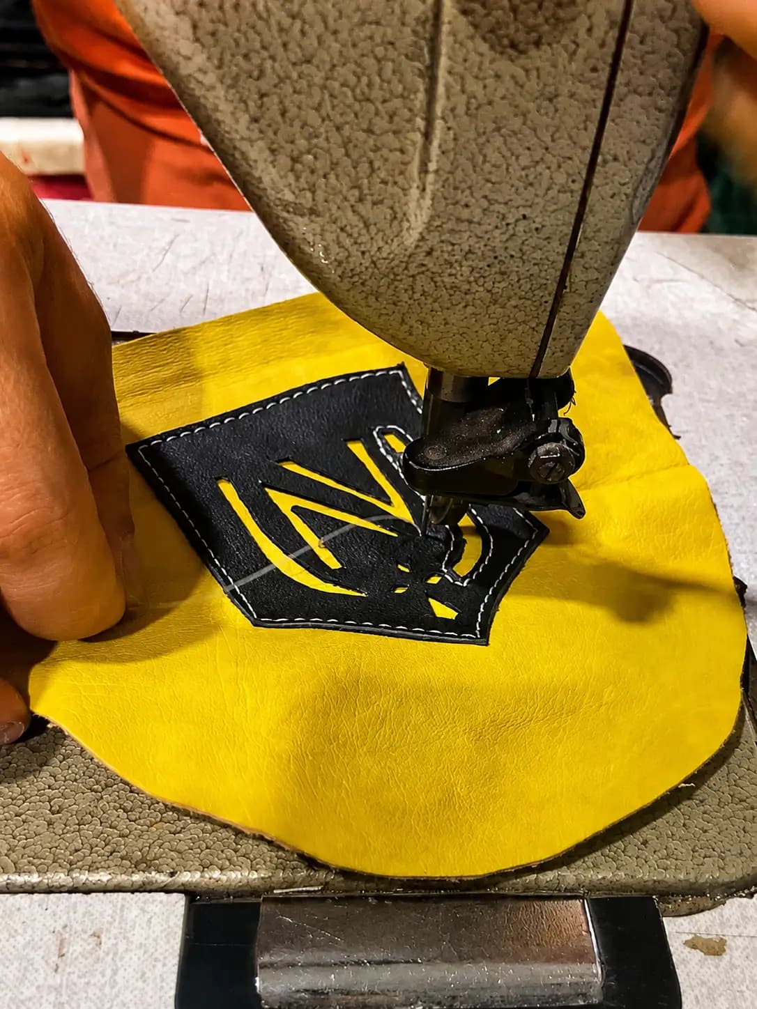 Les points de couture sont faites par l'artisan si vous n'êtes pas à l'aise avec la machine