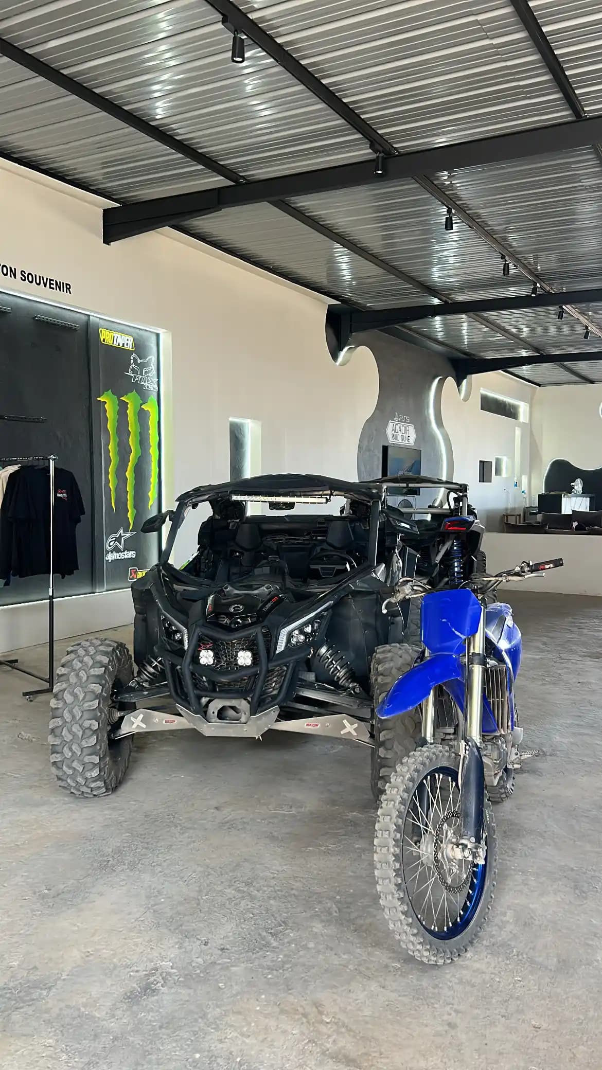 Buggy Can-Am dans les dunes de sable a Agadir, vue de cote