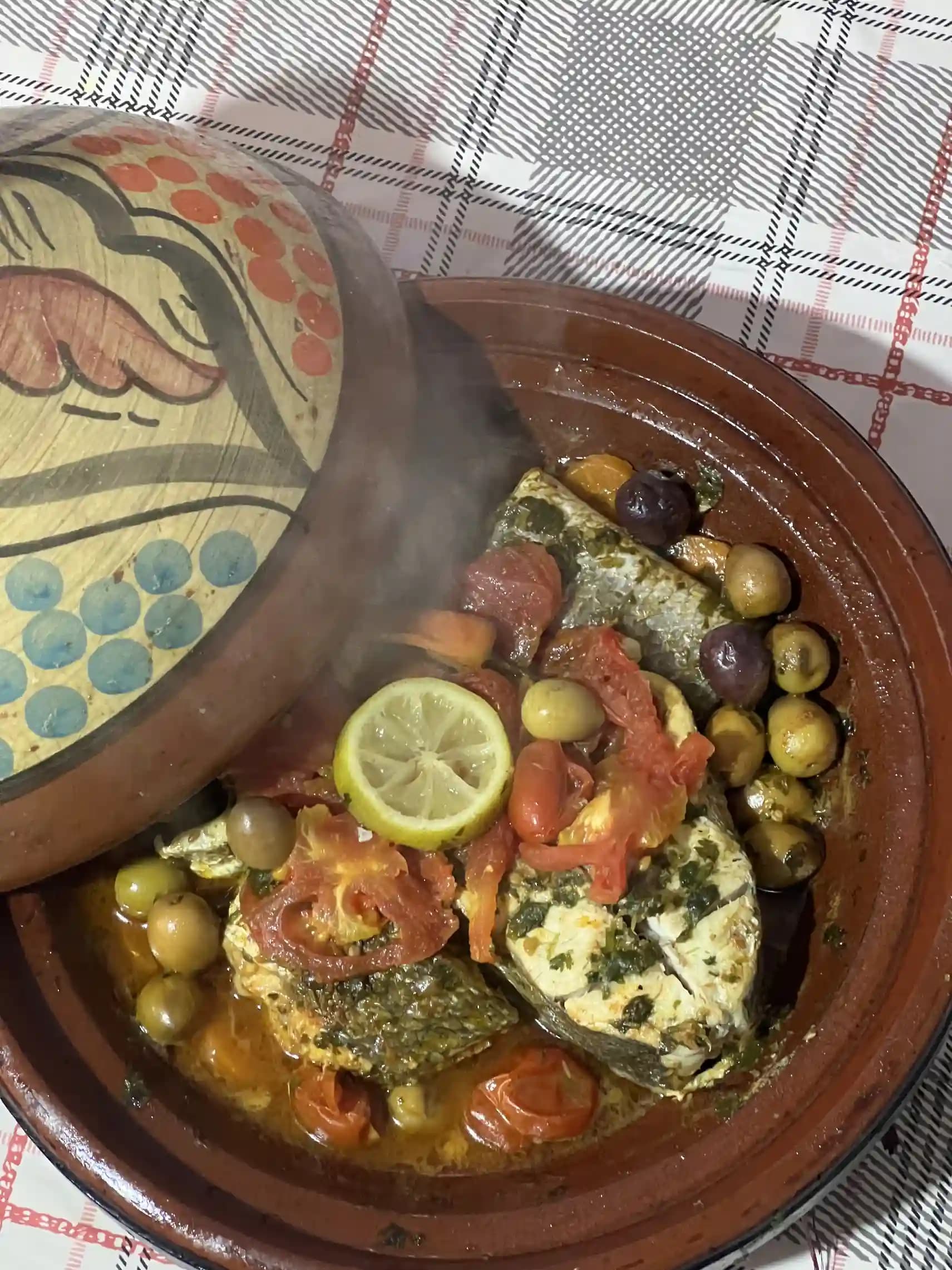 Préparation d'un tajine pendant le cours de cuisine Essaouira