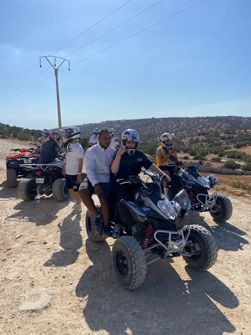 Petite formation conduite de quad avant le depart de la randonnée a Taghazout