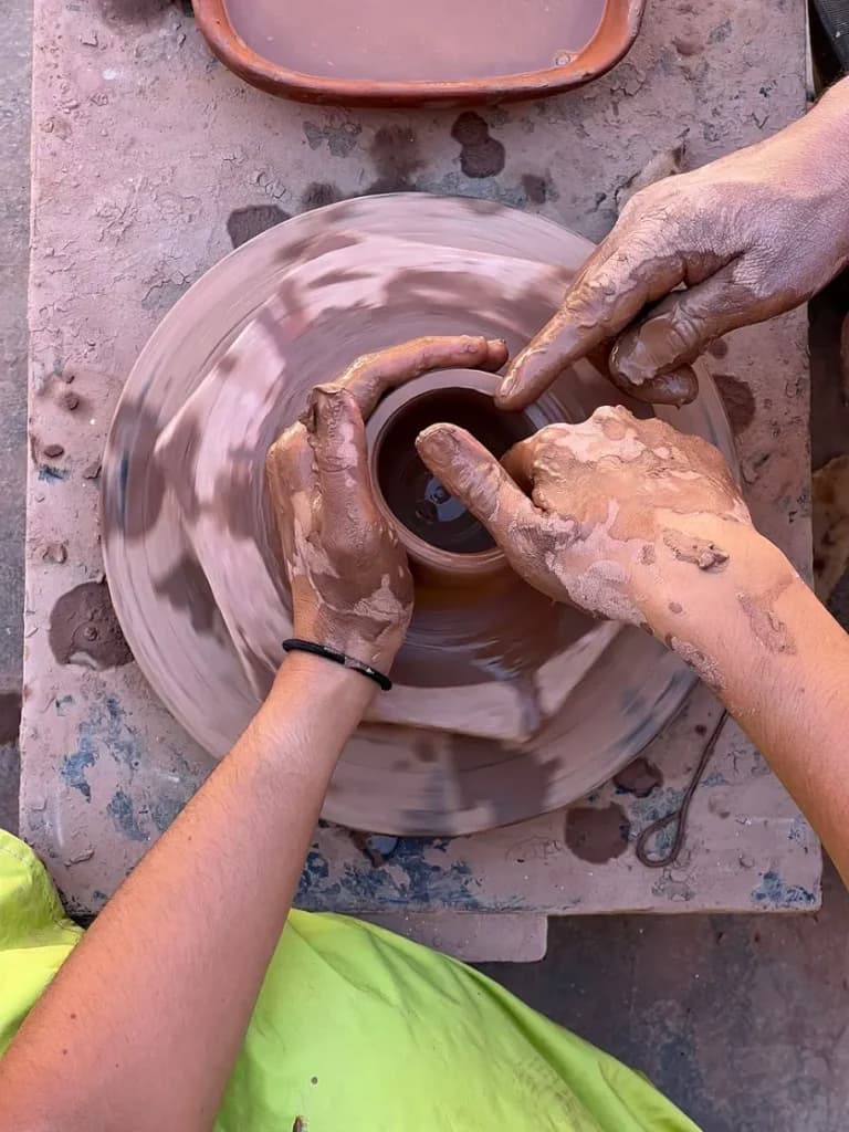 Taller de artesanía tradicional en Marruecos
