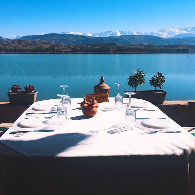 Restaurant avec vue sur le lac