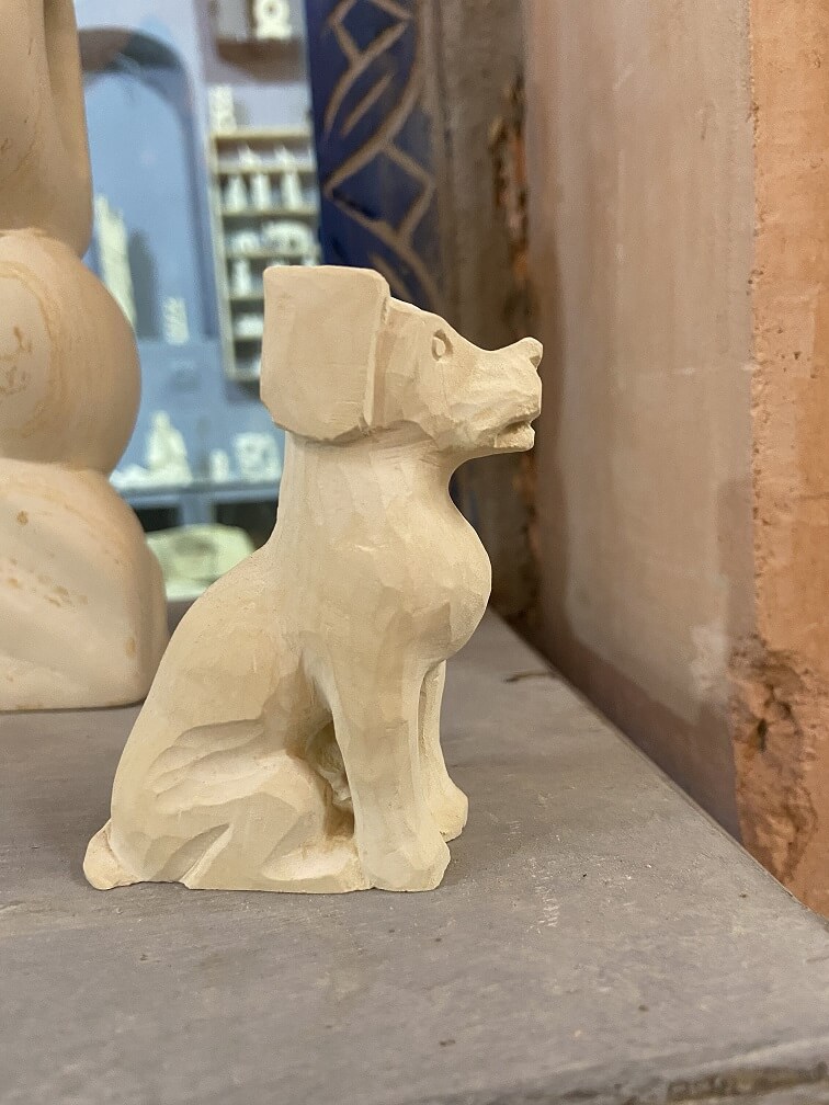 Sculpture chien en calcaire