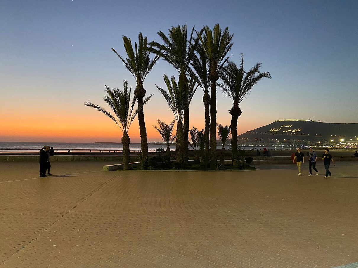 Puesta de Sol en la Playa de Agadir con Palmeras