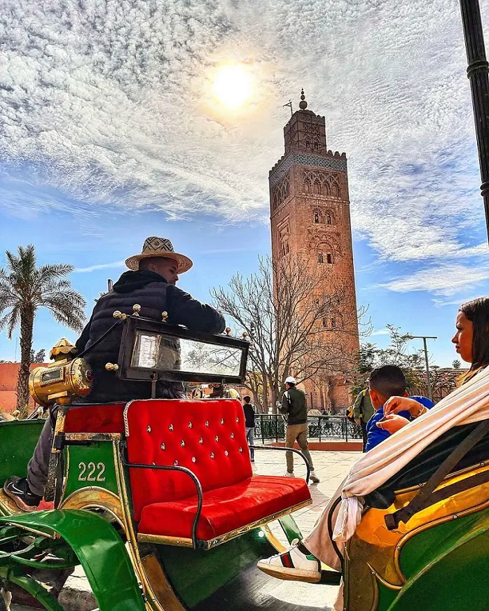 Promenade en calèche devant la mosquée de Marrakech